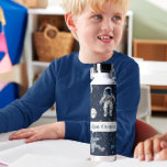 Botella De Agua Astronautas astronautas astronautas: niños Persona<br><div class="desc">Presentamos la "Botella de agua para niños Personalizados de astronautas espaciales Stars & Planets", la compañía hidráulica perfecta para jóvenes entusiastas del espacio y aspirantes a astronautas. Esta cautivadora botella de agua tiene ilustraciones de astronautas dibujados a mano flotando en el espacio, rodeados de estrellas brillantes y planetas coloridos. El...</div>