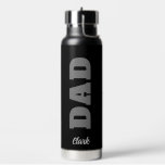 Botella De Agua Audaz tipografía en blanco grisáceo y negro person<br><div class="desc">Personalizado Dad Bold Black Gray White Typography Water Bottle es perfecto para los padres que aman estar en el gimnasio. Tiene un diseño moderno minimalista con fondo negro y grandes letras grises en negrita que escriben "papá". El nombre está en la escritura de moda en el centro inferior. HAGA CLIC...</div>