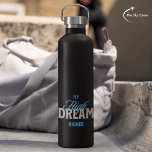 Botella De Agua Aviación más alta de vuelo Typo Inspirador<br><div class="desc">Empiece un viaje elegante con la colección de tipografía Inspiradora de aviación "Fly High,  Dream Higher". Eleva no sólo tu armario,  sino también tus accesorios de viaje. Perfecto para los amantes del deporte,  los amantes de los gimnasios y los exploradores de todos los días. ✈️</div>