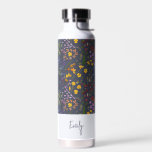 Botella De Agua Azul amarillo floral lindo alambre personalizado e<br><div class="desc">Moderno color amarillo floral lindo nombre personalizado y elegante regalo de cargadores. Navidades ideales,  cumpleaños,  graduación,  aniversario,  Día de la Madre,  día del padre,  pensando en ti regalo.</div>