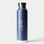 Botella De Agua Azul Marino | Personalizado Monograma Nombre de gu<br><div class="desc">Personalizado Classic Navy Blue Script Monograma Nombre Elegante Moda Botella de agua. Un diseño sencillo y moderno de color blanco y negro con caligrafía escrita a mano para un aspecto profesional y sofisticado. Crea tus propios regalos personalizados y ecofriendados. Cualquier tipo de letra,  cualquier color,  nada mínimo.</div>