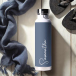 Botella De Agua Azul marino y blanco personalizado<br><div class="desc">Esta botella aislada personalizada muestra su nombre en tipografía de escritura blanca sobre un fondo azul marino. ¡Ideal para refrescarse durante el verano o para darle un ambiente cálido a tus seres queridos durante los meses fríos! ¡Hace un gran regalo para ella! Los estilos de fuente y los colores se...</div>