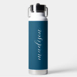 Botella De Agua Azul simple<br><div class="desc">Un diseño de monograma personalizado sencillo y elegante con una tipografía de escritura manuscrita minimalista moderna, acompañada de una tipografía de bloques en blanco sobre un elegante fondo azul pastel. El nombre del monograma se puede personalizar fácilmente para hacer un diseño tan único como usted! El regalo o accesorio perfectamente...</div>