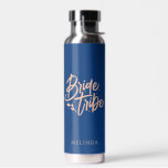Botella De Agua Bachelorette de la tribu de la novia de oro azul y<br><div class="desc">Esta sencilla y elegante botella de agua azul de la Marina y Rosa de oro con nombre personalizado puede hacer un regalo perfecto de soltera. Personalízalo fácilmente con tu nombre. También puede cambiar el color de fondo,  simplemente haga clic en "Editar usando la herramienta de diseño".</div>