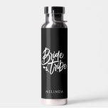 Botella De Agua Bachelorette de la tribu de novias de la caligrafí<br><div class="desc">Esta sencilla y elegante botella de agua blanca y negra con nombre personalizado puede hacer un regalo perfecto para la soltera. Personalízalo fácilmente con tu nombre. También puede cambiar el color de fondo,  simplemente haga clic en "Editar usando la herramienta de diseño".</div>