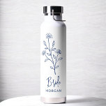Botella De Agua Bachelorette floral de mano de la novia azul de la<br><div class="desc">Celebra con estilo con nuestro nombre Bachelorette Bridal Party Thermal Wine Tumbler. Con un diseño de escritura elegante y personalizado, este tumbler es perfecto para mantener las bebidas a la temperatura ideal durante sus festividades nupales. Elaborado con materiales aislados de alta calidad, es tan práctico como moda. Ideal para fiestas...</div>