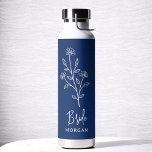 Botella De Agua Bachelorette floral de mano de la novia azul de la<br><div class="desc">Celebra con estilo con nuestro nombre Bachelorette Bridal Party Thermal Wine Tumbler. Con un diseño de escritura elegante y personalizado, este tumbler es perfecto para mantener las bebidas a la temperatura ideal durante sus festividades nupales. Elaborado con materiales aislados de alta calidad, es tan práctico como moda. Ideal para fiestas...</div>