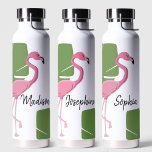 Botella De Agua Bachelorette tropical Flamingo rosa personalizada<br><div class="desc">Presentamos nuestra botella de agua personalizada Flamingo Tropical Bachelorette - un accesorio divertido y práctico para su celebración tropical. Esta vibrante botella de agua presenta un diseño lúdico de flamencos rosados, y la opción de personalización le permite añadir un toque especial para una experiencia inolvidable de soltera. Personalizar la botella...</div>