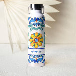 Botella De Agua Baldosas mallorquinas mediterráneas impresas en az<br><div class="desc">La fiesta de regalo de la dama de honor favorece las baldosas azul mallorquina amarillas personalizadas nombre botella de agua.</div>