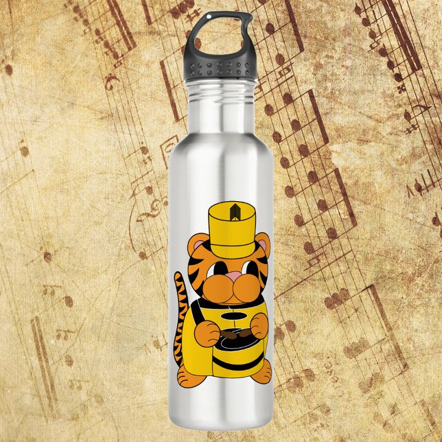 Botella De Agua Banda de marcha tambores tigre amarillo y negro (A water bottle featuring a tiger playing a snare drum in a yellow and black marching band uniform.)