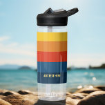Botella De Agua Bandas de puesta de sol retro con nombre de serie<br><div class="desc">Bandas de rugby - Un patrón preppy con franjas atrevidas y un nombre. Si su arte todavía necesita ser ajustado,  haga clic en el botón Personalizar Este botón. Esto te llevará a un área de diseño donde podrás mover cosas e incluso cambiar de color.</div>
