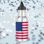 Botella De Agua Bandera nacional de Estados Unidos Estrellas patri<br><div class="desc">El todo americano, Stars and Stripes, Old Glory, Star-Spangled Banner, bandera de EEUU, blanco azul rojo, personalizado, personalizado, nombre monograma / iniciales, fresco, elegante, ligero, duradero, a prueba de crack, a prueba de derrames, botella de agua de acero inoxidable, para mostrar tu orgullo, patriotismo, amor. Para el personalizar, simplemente introduzca...</div>