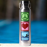 Botella De Agua Bañera personalizada y con amor Nadar<br><div class="desc">Paz Amor Botella de agua Natación para un nadador. Un regalo lindo con un signo de paz,  corazón y una persona en el equipo de natación por encima de tu texto personalizado en azul.</div>