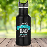 Botella De Agua Banner Verde azulado de papá más grande del mundo<br><div class="desc">"El papá más grande del mundo". Dile a papá lo que realmente piensas de él. Es hora de que apacigüe su sed después de un entrenamiento con esta botella de agua fría que luce una moderna tipografía blanca y una verde azulada pancarta azul turquesa sobre un fondo azul marino. Personalizar...</div>