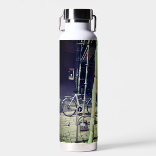 Botella De Agua Bicicleta contra el andamio
