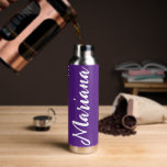 Botella De Agua blanco morado minimalista personalizado moderno<br><div class="desc">la moderna botella minimalista de agua blanca púrpura personalizada puede cambiar el color de fondo,  el color de la fuente y el estilo.</div>