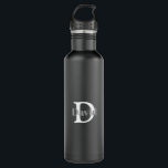 Botella De Agua Blanco y negro inicial personalizado<br><div class="desc">Botella de agua de acero inoxidable blanca y negra personalizada. Esta plantilla facilita la personalizar del texto inicial y de nombre. Perfecto para su negocio o como regalo con ese toque personal extra!</div>
