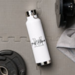 Botella De Agua Blanco y negro | Nombre personalizado y monograma<br><div class="desc">Nombre del guión del personalizado y monograma Botella de agua,  cualquier tipo de letra,  cualquier color,  sin mínimo</div>