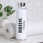Botella De Agua Boda de escritura Minimalista moderna novia<br><div class="desc">Dé a la novia esta práctica botella de agua Minimalista de novia personalizada. ¡Ideal para hacer una excursión de fin de semana! El título puede ser modificado a cualquier texto, incluyendo a la futura señora, la novia a ser, Jr. Bridesmaid, la dama de honor, el atrón del honor y la...</div>