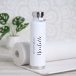 Botella De Agua Boda elegante y sencillo de la dama de honor<br><div class="desc">Botella de agua boda blanca y negra moderna con un diseño sencillo y minimalista con "dama de honor" junto con su nombre en un guión elegante. Un regalo lindo y jovencito para las damas de honor.</div>