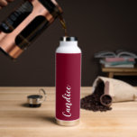 Botella De Agua Boda personalizada Cranberry Red Bridesmaid<br><div class="desc">Regale a su boda dama de honor o dama de honor con esta botella de agua insulada al vacío y a la moda, que cuenta con su nombre en blanco y estilizado guion en un fondo de color rojo arándano diseñado para coincidir con el esquema de color boda. Personalice el...</div>