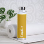 Botella De Agua Boda personalizada de amarillo dorado<br><div class="desc">Regale a su boda dama de honor o dama de honor con esta botella de agua insulada al vacío y a la moda, que presenta su nombre en un guión estilizado en blanco sobre un fondo de color amarillo dorado diseñado para coincidir con el esquema de color boda. Personalice el...</div>