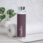 Botella De Agua Boda personalizada de berenjenas<br><div class="desc">Regale a su boda dama de honor o dama de honor con esta botella de agua insulada al vacío y a la moda que presenta su nombre en blanco y estilizado guion en un fondo de color berenjena diseñado para coincidir con su esquema de color boda. Personalice el frasco editando...</div>