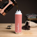 Botella De Agua Boda personalizada de Coral<br><div class="desc">Regale a su boda dama de honor o dama de honor con esta botella de agua insulada al vacío y a la moda que presenta su nombre en blanco y estilizado con un fondo de color coral diseñado para coincidir con su esquema de color boda. Personalice el frasco editando y...</div>