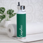 Botella De Agua Boda personalizada de Emerald Green<br><div class="desc">Regale a su boda dama de honor o dama de honor con esta botella de agua aislada al vacío y a la moda que presenta su nombre en blanco y estilizado con un fondo de color verde esmeralda diseñado para coincidir con el esquema de color boda. Personalice el frasco editando...</div>
