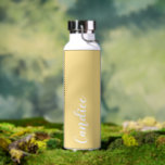 Botella De Agua Boda personalizada de mantequilla amarilla dama de<br><div class="desc">Regale a su dama de honor o a la dama de honor con esta botella de agua insulada de moda y vacío que cuenta con su nombre en blanco y estilizado guión en un fondo de color amarillo mantequilla diseñado para coincidir con el esquema de color boda. Personalice el frasco...</div>