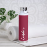 Botella De Agua Boda  personalizada de Wine Red<br><div class="desc">Regale a su boda dama de honor o dama de honor con esta botella de agua insulada al vacío y a la moda que presenta su nombre en blanco y estilizado con un fondo de color rojo vitivinícola diseñado para coincidir con el esquema de color boda. Personalice el frasco editando...</div>
