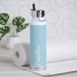 Botella De Agua Boda personalizada Light Blue<br><div class="desc">Regale a su boda dama de honor o dama de honor con esta botella de agua insulada al vacío y a la moda que presenta su nombre en blanco y estilizado con un fondo de color azul claro diseñado para coincidir con el esquema de color boda. Personalice el frasco editando...</div>