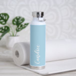 Botella De Agua Boda personalizada Light Blue<br><div class="desc">Regale a su boda dama de honor o dama de honor con esta botella de agua insulada al vacío y a la moda que presenta su nombre en blanco y estilizado con un fondo de color azul claro diseñado para coincidir con el esquema de color boda. Personalice el frasco editando...</div>
