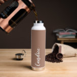 Botella De Agua Boda personalizada Mocha<br><div class="desc">Regale a su boda dama de honor o dama de honor con esta botella de agua insulada al vacío y a la moda que presenta su nombre en blanco y estilizado guion con un fondo de color mocha a la moda diseñado para coincidir con su esquema de color boda. Personalice...</div>
