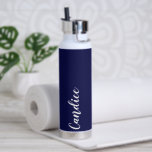 Botella De Agua Boda  personalizada Navy Blue<br><div class="desc">Regale a su boda dama de honor o dama de honor con esta botella de agua al vacío, de moda y aislada, que incluye su nombre en blanco y estilizado con un fondo de color azul marino diseñado para coincidir con su esquema de color boda. Personalice el frasco editando y...</div>