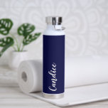 Botella De Agua Boda  personalizada Navy Blue<br><div class="desc">Regale a su boda dama de honor o dama de honor con esta botella de agua al vacío, de moda y aislada, que incluye su nombre en blanco y estilizado con un fondo de color azul marino diseñado para coincidir con su esquema de color boda. Personalice el frasco editando y...</div>