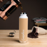 Botella De Agua Boda personalizada Peach<br><div class="desc">Regale a su boda dama de honor o dama de honor con esta botella de agua insulada al vacío y a la moda que presenta su nombre en blanco y estilizado con un fondo de color melocotón diseñado para coincidir con el esquema de color boda. Personalice el frasco editando y...</div>