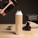 Botella De Agua Boda personalizada Peach<br><div class="desc">Regale a su boda dama de honor o dama de honor con esta botella de agua insulada al vacío y a la moda que presenta su nombre en blanco y estilizado con un fondo de color melocotón diseñado para coincidir con el esquema de color boda. Personalice el frasco editando y...</div>