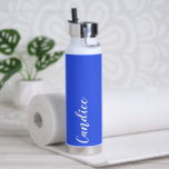 Botella De Agua Boda personalizada Royal Blue<br><div class="desc">Regale a su boda dama de honor o dama de honor con esta botella de agua insulada al vacío y a la moda que presenta su nombre en blanco y estilizado guión en un fondo de color azul real diseñado para coincidir con el esquema de color boda. Personalice el frasco...</div>