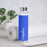 Botella De Agua Boda personalizada Royal Blue<br><div class="desc">Regale a su boda dama de honor o dama de honor con esta botella de agua insulada al vacío y a la moda que presenta su nombre en blanco y estilizado guión en un fondo de color azul real diseñado para coincidir con el esquema de color boda. Personalice el frasco...</div>