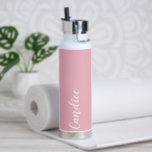 Botella De Agua Boda personalizada Rubor Pink<br><div class="desc">Regale a su boda dama de honor o dama de honor con esta botella de agua insulada al vacío y a la moda que presenta su nombre en blanco y estilizado guion con un fondo de color rosa y lustre diseñado para que coincida con su esquema de color boda. Personalice...</div>