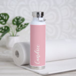 Botella De Agua Boda personalizada Rubor Pink<br><div class="desc">Regale a su boda dama de honor o dama de honor con esta botella de agua insulada al vacío y a la moda que presenta su nombre en blanco y estilizado guion con un fondo de color rosa y lustre diseñado para que coincida con su esquema de color boda. Personalice...</div>