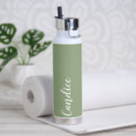 Botella De Agua Boda personalizada Sage Green<br><div class="desc">Regale a su boda dama de honor o dama de honor con esta botella de agua insulada al vacío y a la moda que presenta su nombre en blanco y estilizado con un color verde sabio diseñado para coincidir con su esquema de color boda. Personalice el frasco editando y reemplazando...</div>