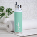 Botella De Agua Boda personalizada Seafoam<br><div class="desc">Regale a su boda dama de honor con esta botella de agua aislada al vacío y a la moda que presenta su nombre en un guión estilizado y blanco sobre un fondo de color marino diseñado para coincidir con el esquema de color boda. Personalice el frasco editando y reemplazando el...</div>
