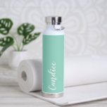 Botella De Agua Boda personalizada Seafoam<br><div class="desc">Regale a su boda dama de honor o empleada doméstica con esta botella de agua insulada al vacío y a la moda que presenta su nombre en blanco y estilizado guion en un fondo de color marino diseñado para coincidir con su esquema de color boda. Personalice el frasco editando y...</div>