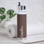 Botella De Agua Boda personalizada Taupe Bridesmaid<br><div class="desc">Regale a su boda dama de honor o dama de honor con esta botella de agua insulada al vacío y a la moda que presenta su nombre en blanco y estilizado con un fondo de color taupe diseñado para coincidir con su esquema de color boda. Personalice el frasco editando y...</div>