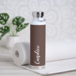 Botella De Agua Boda personalizada Taupe Bridesmaid<br><div class="desc">Regale a su boda dama de honor o dama de honor con esta botella de agua insulada al vacío y a la moda que presenta su nombre en blanco y estilizado con un fondo de color taupe diseñado para coincidir con su esquema de color boda. Personalice el frasco editando y...</div>