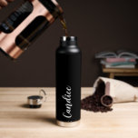 Botella De Agua Boda personalizada y negra dama de honor<br><div class="desc">Regale a su boda dama de honor o dama de honor con esta botella de agua insulada al vacío y a la moda que cuenta con su nombre en blanco y estilizado sobre un sólido fondo negro. Personalice el frasco editando y reemplazando el nombre por el suyo según lo desee....</div>