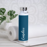 Botella De Agua Boda verde azulada azul personalizado<br><div class="desc">Regale a su boda dama de honor o dama de honor con esta botella de agua insulada al vacío y a la moda que presenta su nombre en blanco y estilizado con un fondo de color azul verde azulado diseñado para coincidir con su esquema de color boda. Personalice el frasco...</div>