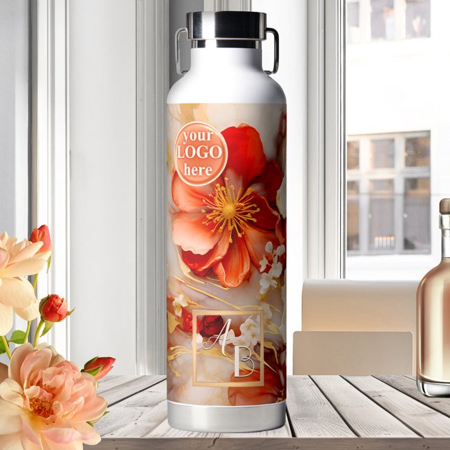 Botella De Agua Boho Moda acuarela floral artística (Water bottle showing an elegant watercolor flower design in cream white and vibrant red and oranges)